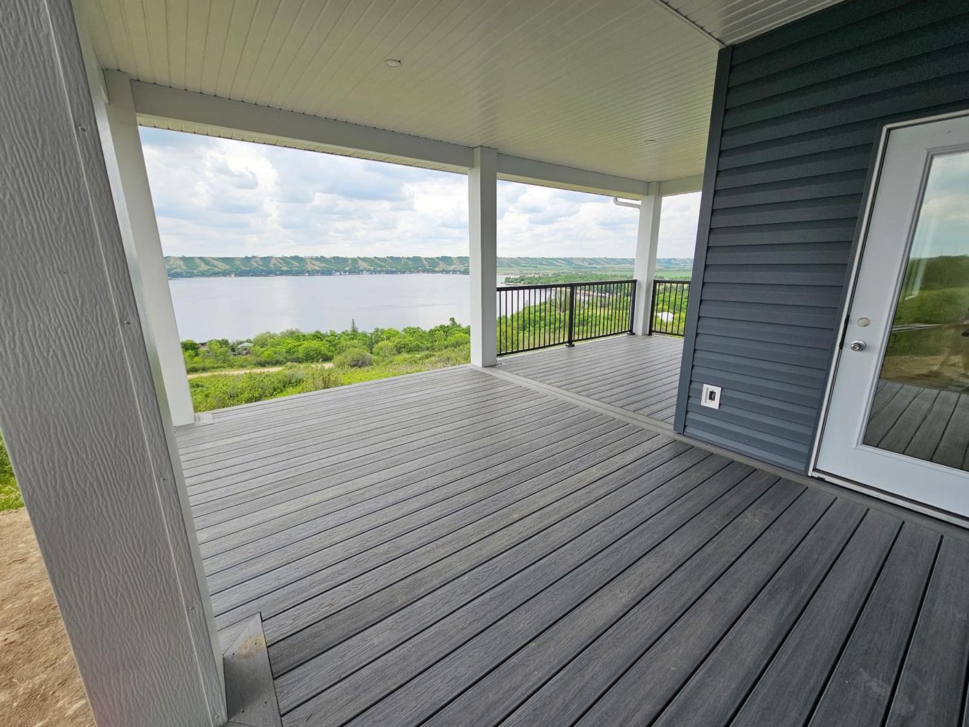 Lakefront composite deck with stunning lake view – Katepwa SK