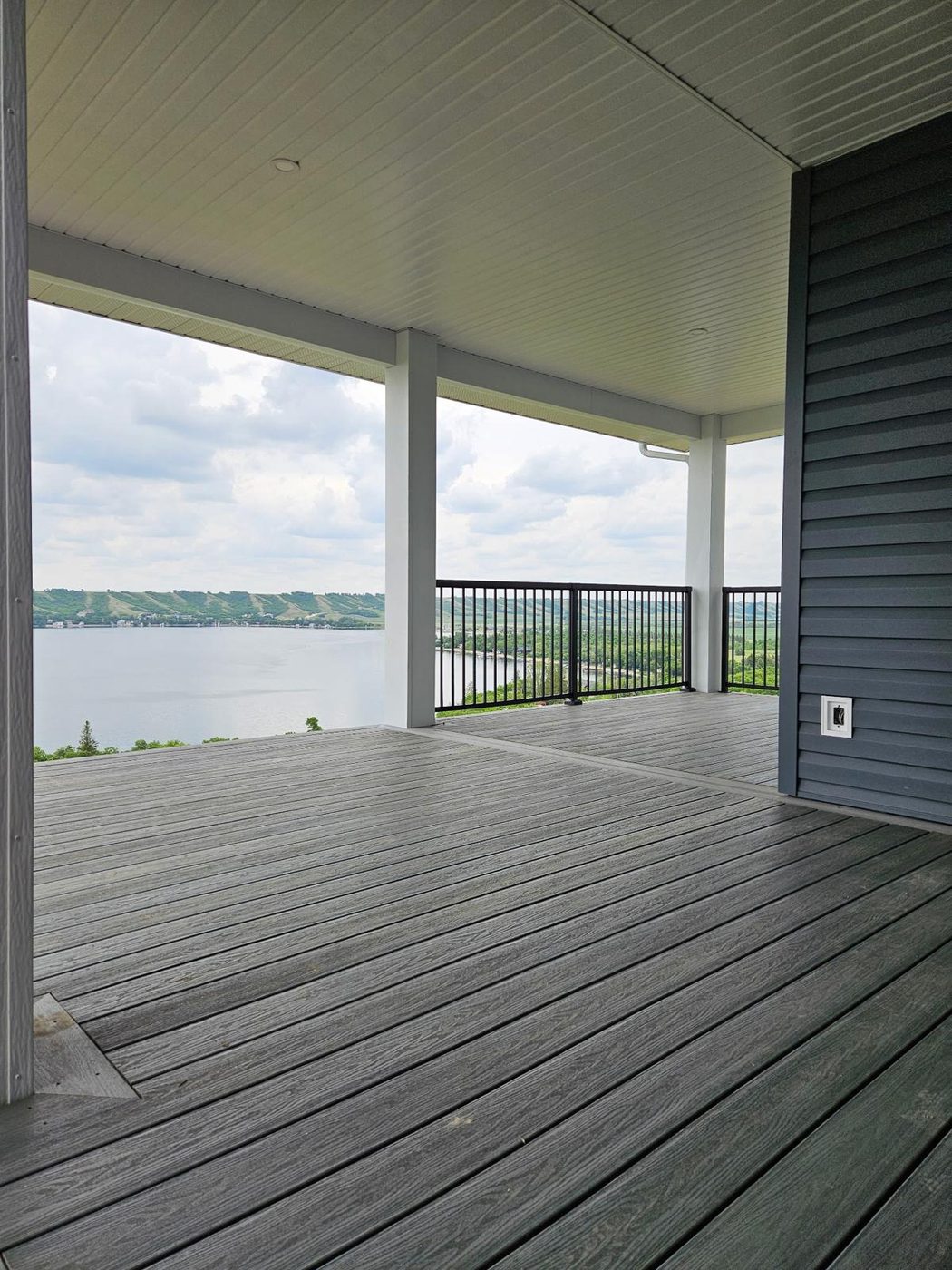 Covered composite deck angle view – Katepwa SK